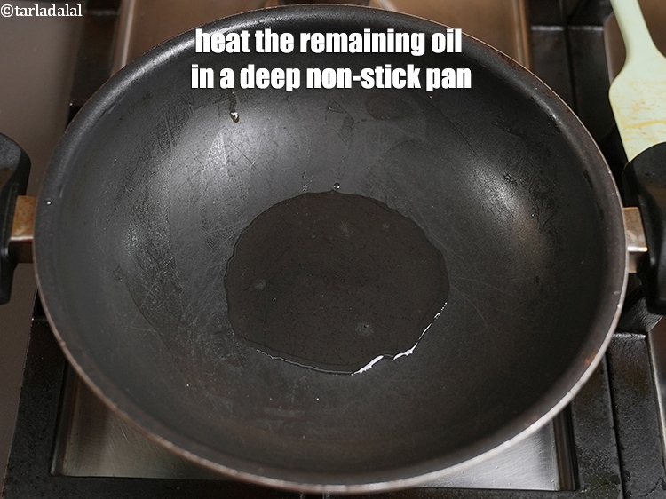 स्टेप 25 – एक गहरे नॉन-स्टिक पैन में बचा हुआ 1 बड़ा चम्मच …