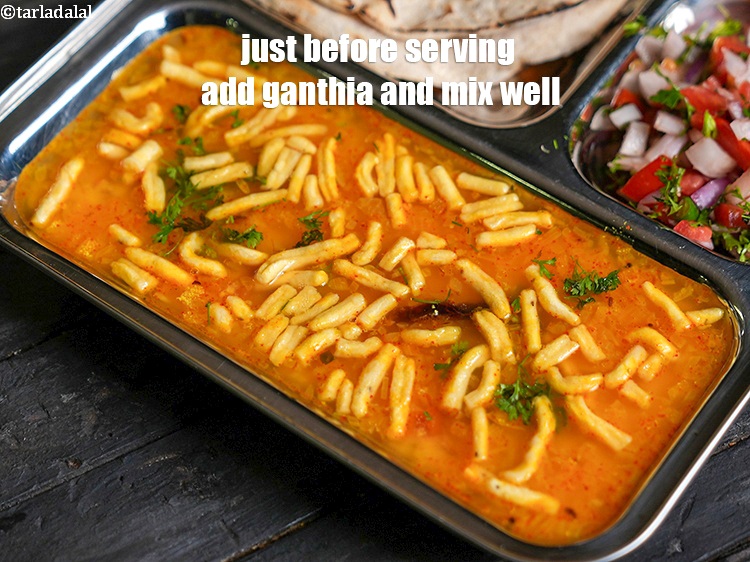 स्टेप 25 – परोसने से ठीक पहले&nbsp;२ कप&nbsp;<a href=""https://www.tarladalal.com/glossary-ganthia-hindi-1996i"" target=""_blank"">गांठिया</a>&nbsp;डालें और अच्छी तरह …