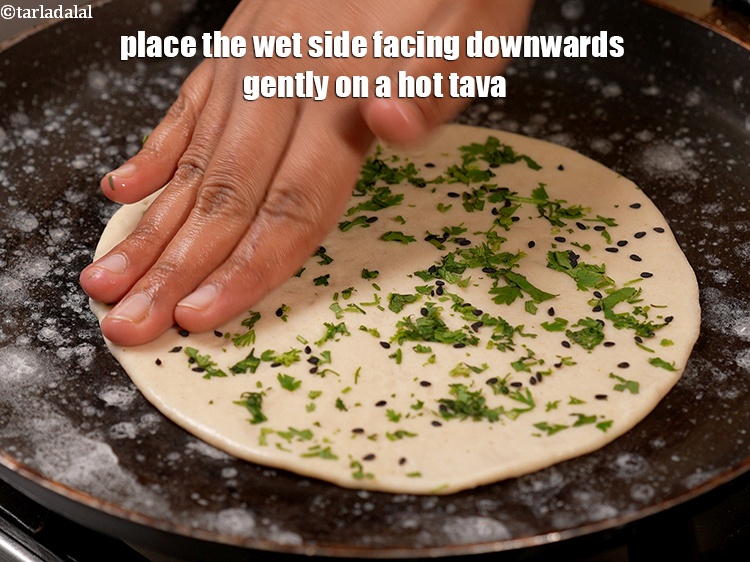 स्टेप 25 – गीले भाग को धीरे से नीचे की ओर करके गर्म …