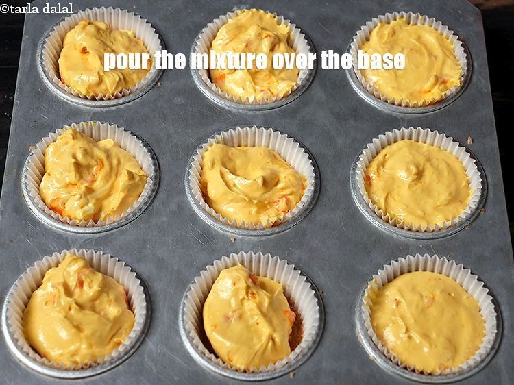 Step 26 – Pour 2 tbsp equal quantities of the mixture over the biscuit base.