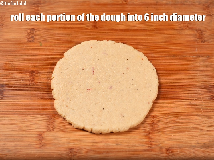 स्टेप 25 – आटे के प्रत्येक भाग को 6 इंच व्यास में बेल …