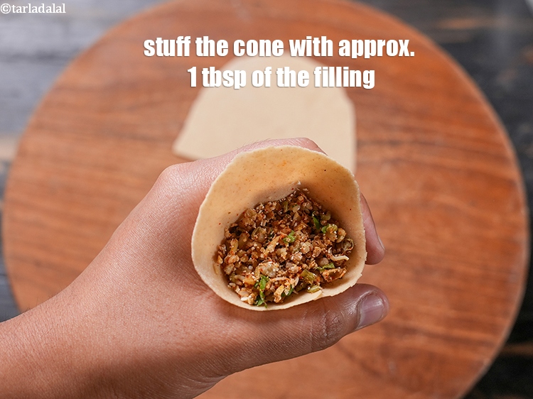 स्टेप 25 – शंकु (कोन) को लगभग १ टेबल-स्पून भरावन&nbsp;डालें&nbsp;।