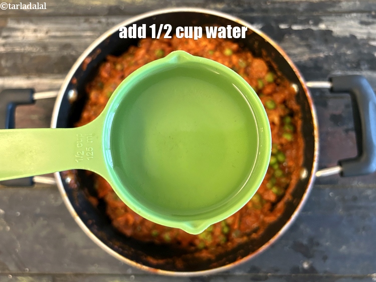 स्टेप 33 – <strong>1/2 कप</strong>&nbsp;पानी&nbsp;डालें।