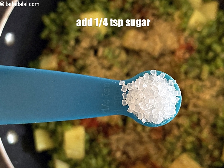 स्टेप 25 – /४ टी-स्पून&nbsp;<a href=""https://www.tarladalal.com/glossary-sugar-chini-shakkar-hindi-278i"">चीनी</a>&nbsp;डालें।&nbsp;