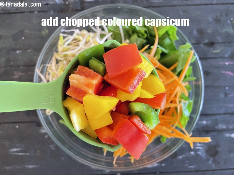 स्टेप 25 – १/२ कप&nbsp;<a href=""https://www.tarladalal.com/glossary-chopped-coloured-capsicum-hindi-2800i"">कटी हुई रंगीन शिमला मिर्च</a>&nbsp;डालें।