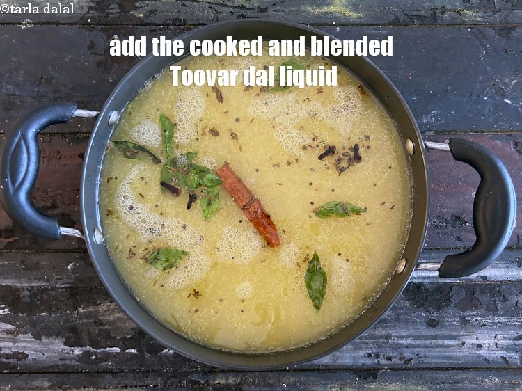 स्टेप 25 – पकी हुई और मिश्रित तुवर दाल का तरल डालें।