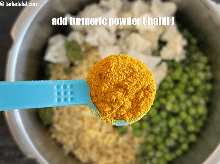 स्टेप 25 – १/२ टी-स्पून&nbsp;<a href=""https://www.tarladalal.com/glossary-turmeric-powder-haldi-hindi-645i"">हल्दी पाउडर</a>&nbsp;<span style=""font-size:11.0pt""><span style=""background-color:white""><span style=""font-family:&quot;Nirmala UI&quot;,sans-serif""><span style=""color:black"">डालें।</span></span></span></span>