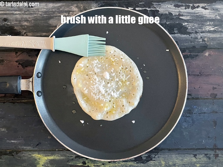 स्टेप 26 – थोड़ा सा घी चारों ओर समान रूप से लगा लें।