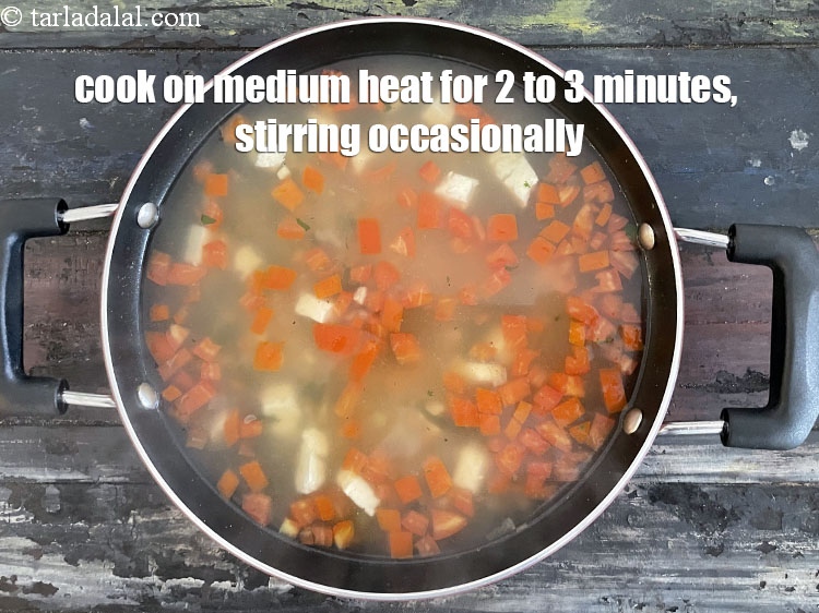 स्टेप 35 – मध्यम आंच पर 2 से 3 मिनट तक पकाएं, बीच-बीच …