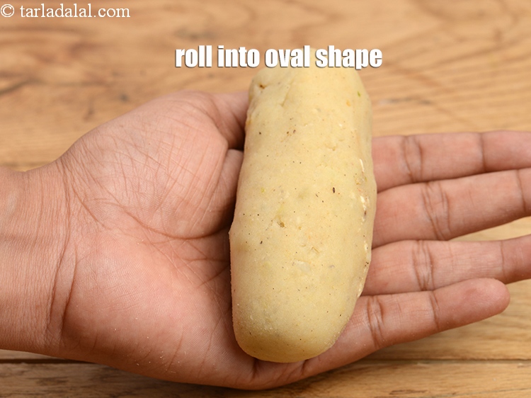 स्टेप 27 – इसे अंडाकार आकार में रोल करें और एक तरफ रख …