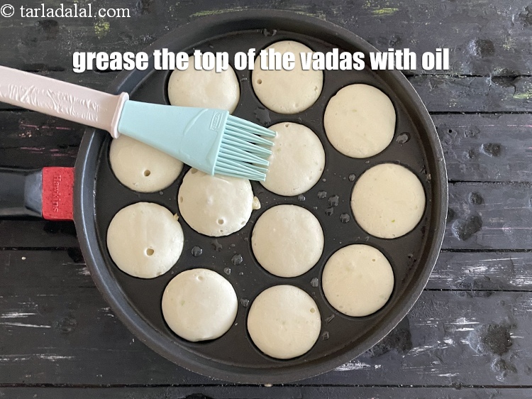 Step 25 – <meta charset="UTF-8" />Grease the top of the vadas with oil.&nbsp;