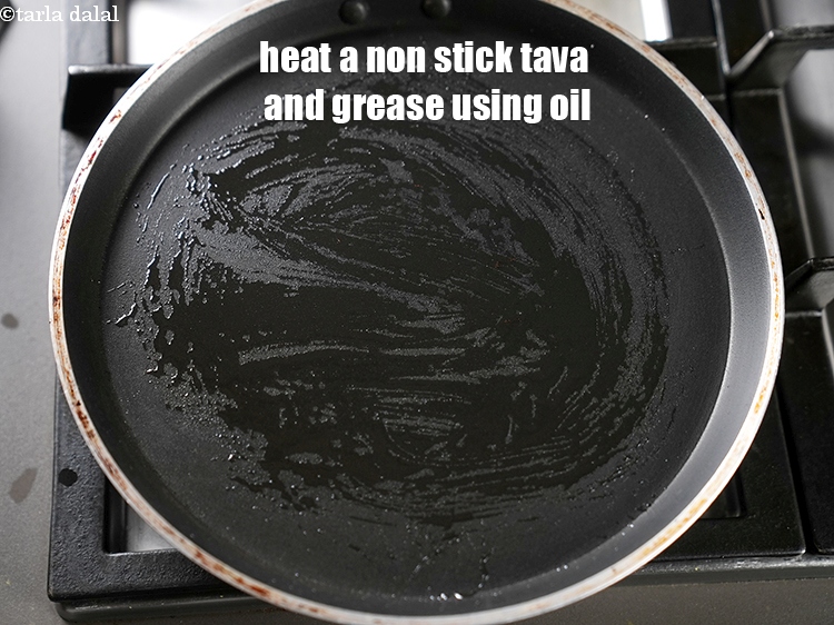 स्टेप 28 – एक नॉन स्टिक तवा गर्म करें और उस पर १/२ …