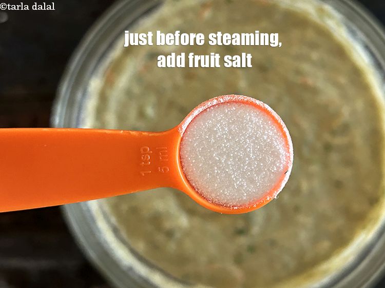 स्टेप 25 – भाप देने से ठीक पहले 1 १ टी-स्पून&nbsp;<a href=""https://www.tarladalal.com/glossary-fruit-salt-hindi-420i"">फ्रूट सॉल्ट</a> …