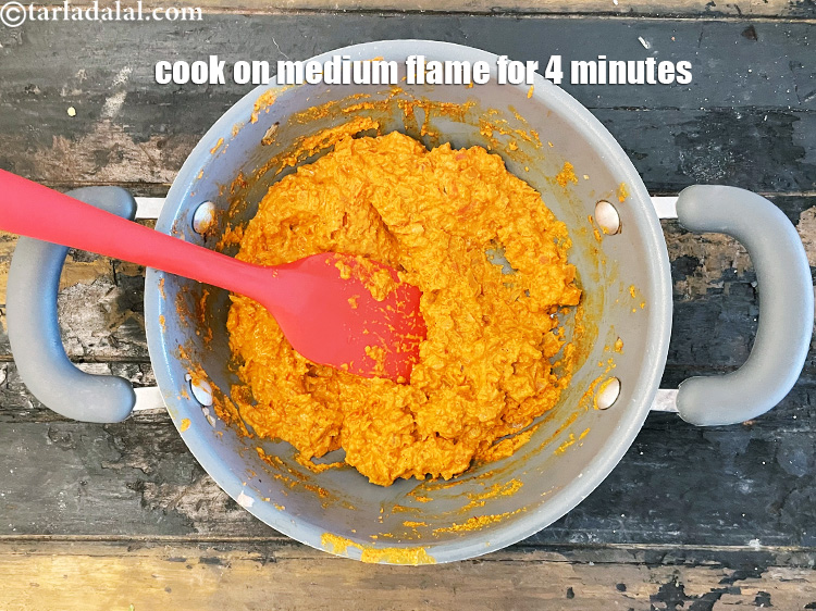 स्टेप 25 – मध्यम आंच पर ४ मिनट के लिए बीच-बीच में हिलाते …