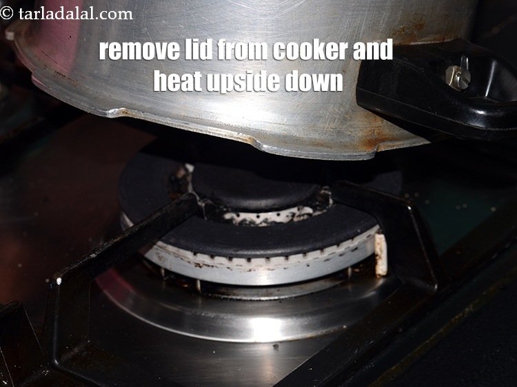 स्टेप 19 – प्रेशर कुकर से ढक्कन हटाएँ और प्रेशर कुकर को उल्टा …