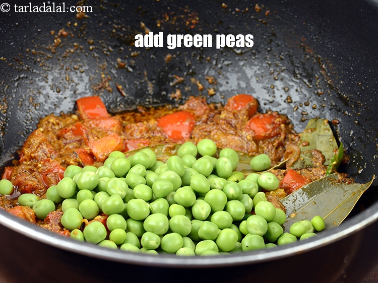 स्टेप 25 – १/२ कप&nbsp;<a href=""https://www.tarladalal.com/glossary-green-peas-matar-hare-matar-vatana-hindi-180i"">हरे मटर</a>&nbsp;डालें।&nbsp;&nbsp;