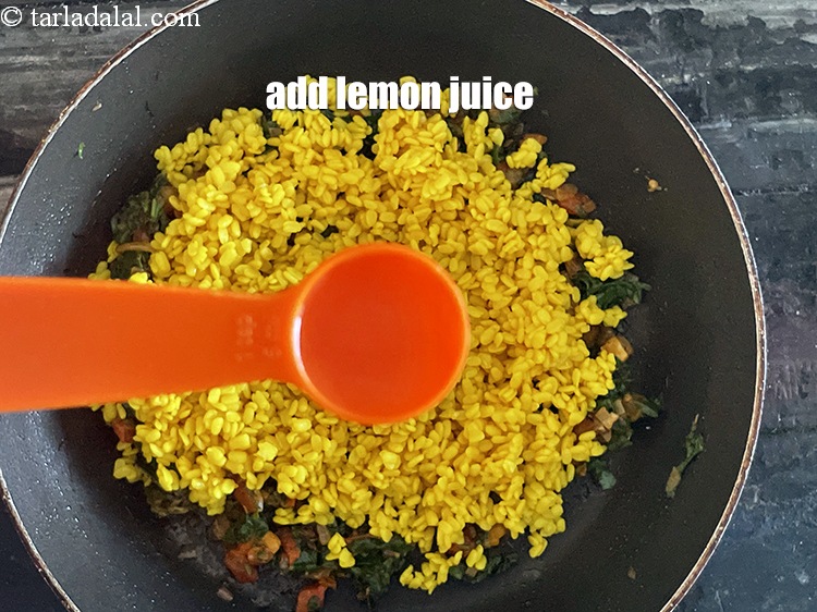 स्टेप 31 – २ टी-स्पून&nbsp;<a href=""https://www.tarladalal.com/glossary-lemon-juice-numbi-ka-ras-nimbu-ka-juice-hindi-471i"">नींबू का रस</a>&nbsp;डालें।&nbsp;