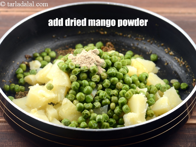 स्टेप 26 – <p>१ टी-स्पून&nbsp;<a href="">अमचूर पाउडर</a> डालें।</p>