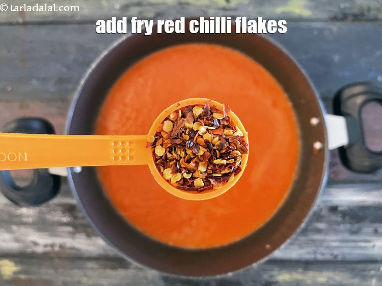 स्टेप 25 – १ टी-स्पून&nbsp;<a href=""https://www.tarladalal.com/glossary-dry-red-chilli-flakes-paprika-hindi-338i"">सूखी लाल मिर्च के फ्लैक्स्</a>&nbsp;डालें।