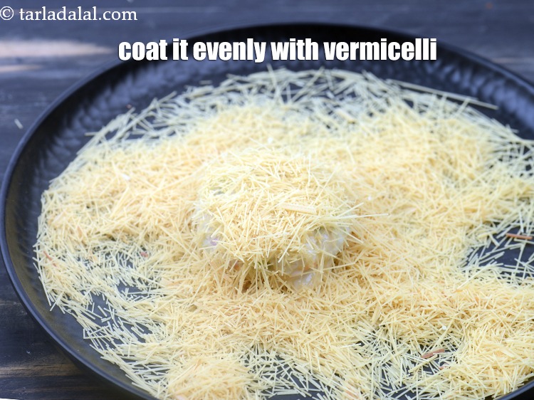 स्टेप 25 – अब इसे सेंवई से अच्छी तरह कोट करें।