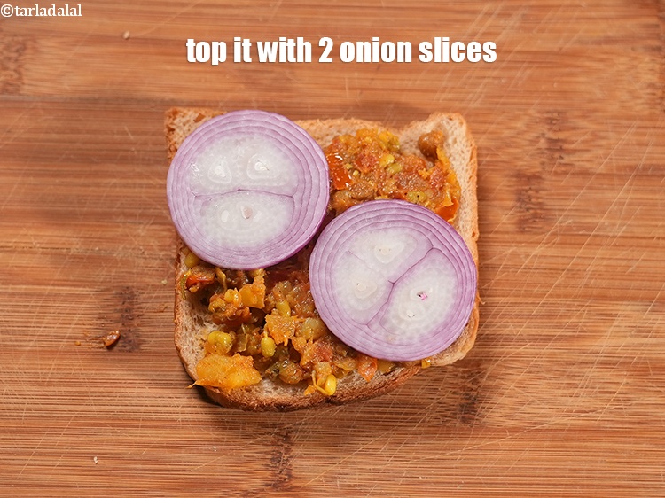 स्टेप 26 – इसके ऊपर 2 प्याज के टुकड़े डालें।