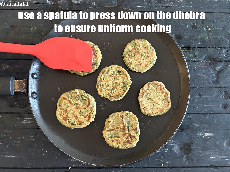 स्टेप 24 – ढेबरा को समान रूप से पकाने के लिए एक स्पैटुला …