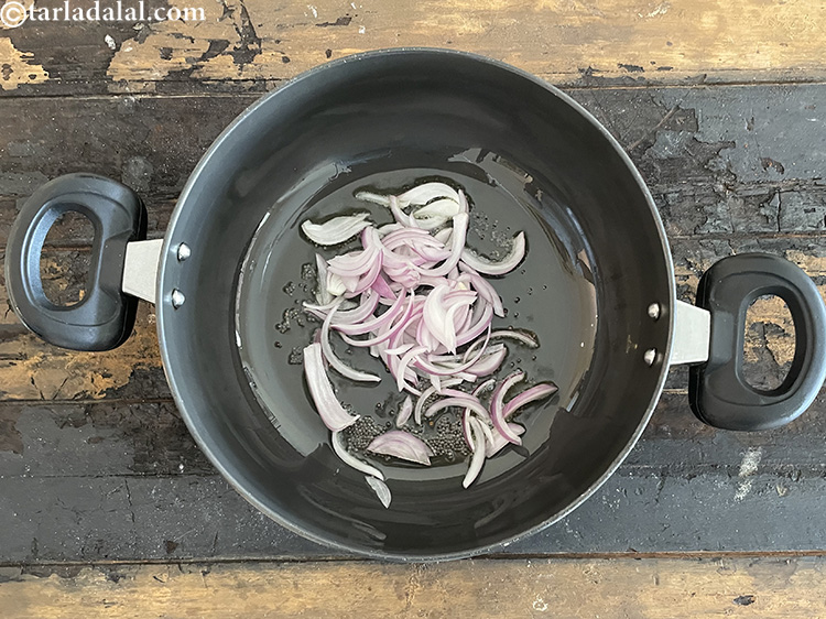 स्टेप 37 – १/२ कप <a href=""https://www.tarladalal.com/glossary-sliced-onions-hindi-745i"">स्लाईस्ड प्याज़</a> डालें।