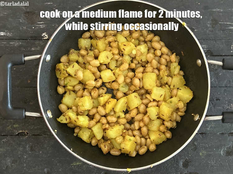 स्टेप 26 – मध्यम आंच पर 2 मिनट तक पकाएं, बीच-बीच में हिलाते …