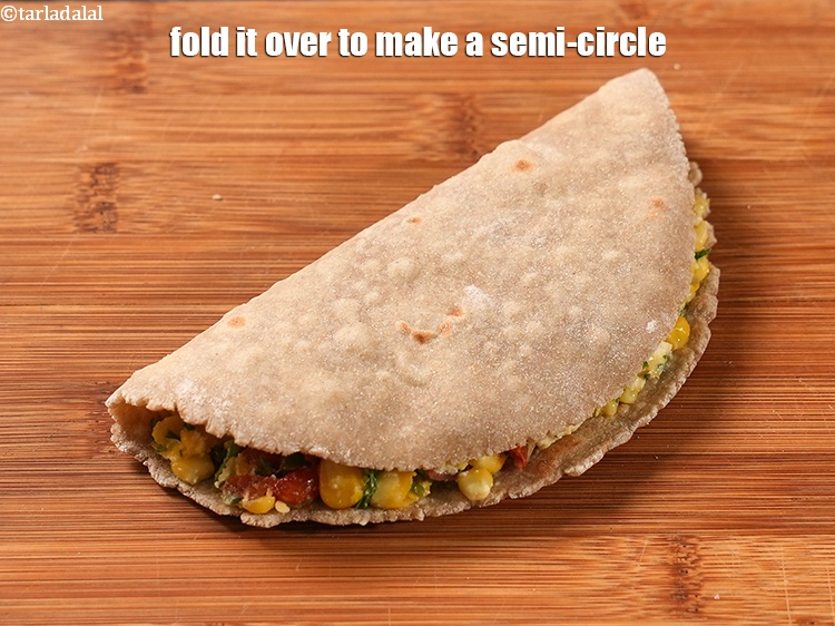 स्टेप 29 – इसे मोड़कर अर्धवृत्त बनाएं।