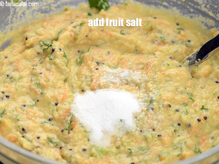 स्टेप 26 – भाप देने से ठीक पहले&nbsp;१ टी-स्पून&nbsp;<a href=""https://www.tarladalal.com/glossary-fruit-salt-hindi-420i"">फ्रूट सॉल्ट</a>&nbsp;<span style=""font-size:11pt""><span style=""font-family:Calibri,sans-serif""><span …