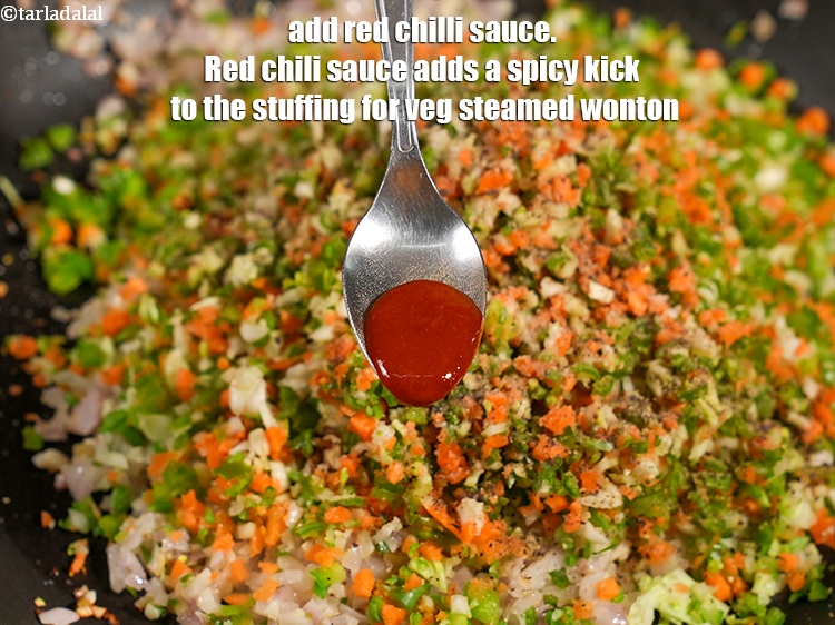 स्टेप 26 – १/२ टी-स्पून&nbsp;<a href=""https://www.tarladalal.com/glossary-red-chilli-sauce-lal-chilli-sauce-hindi-810i"">लाल मिर्च सॉस</a>&nbsp;डालें। लाल मिर्च सॉस वेज स्टीम्ड …