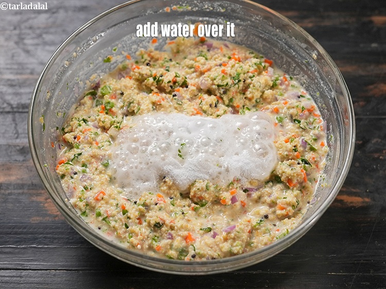 स्टेप 26 – इसके ऊपर 1 बड़ा चम्मच पानी डालें।