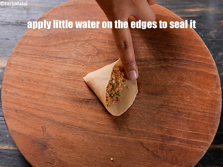 स्टेप 26 – इसे सील करने के लिए किनारों पर थोड़ा पानी लगाएं।
