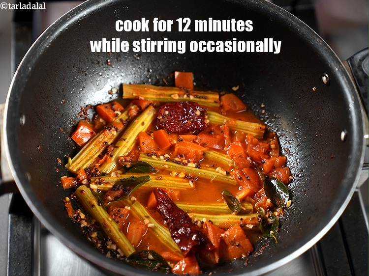 स्टेप 26 – बीच-बीच में हिलाते हुए, मध्यम आंच पर 12 मिनट तक …