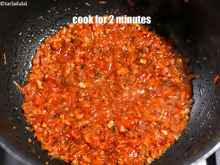 स्टेप 26 – अच्छी तरह मिलाएं और मध्यम आंच पर 2 मिनट तक …