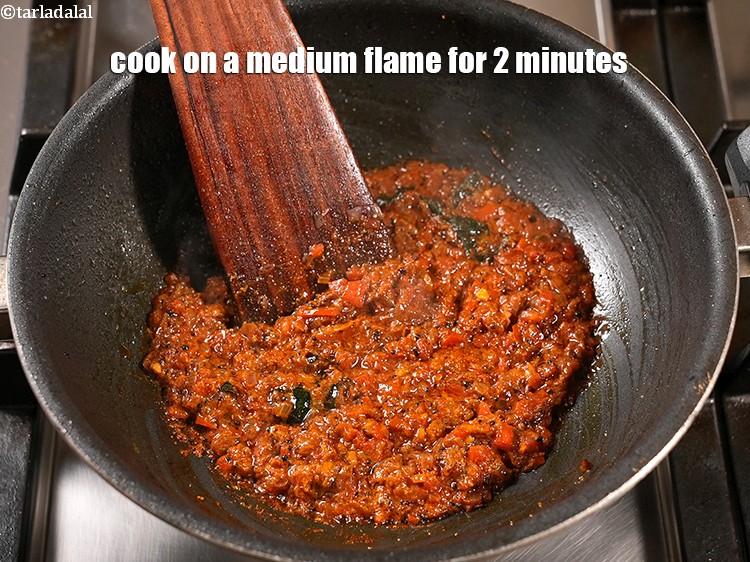 स्टेप 26 – मध्यम आंच पर 2 मिनट तक पकाएं।