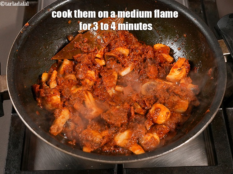 स्टेप 26 – इन्हें मध्यम आंच पर 3 से 4 मिनट तक पकाएं, …
