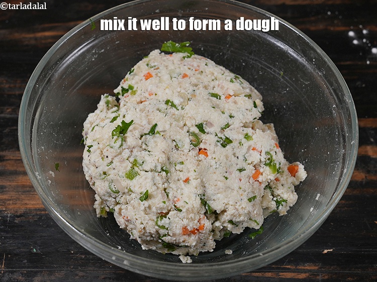 स्टेप 26 – इसे अच्छी तरह मिलाकर आटा गूंथ लें।