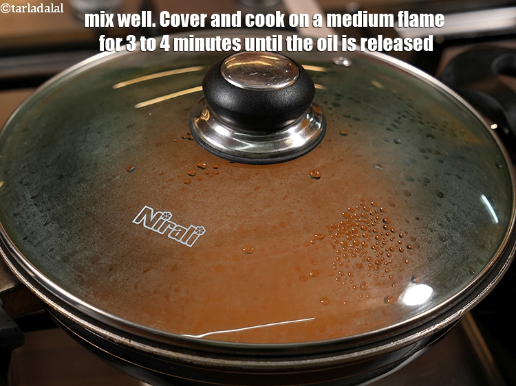 स्टेप 25 – अच्छी तरह मिलाएं और ढककर मध्यम आंच पर 3 से …