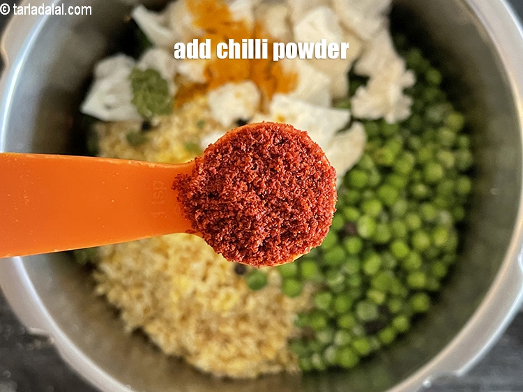 स्टेप 26 – १ टी-स्पून&nbsp;<a href=""https://www.tarladalal.com/glossary-chilli-powder-red-chilli-powder-hindi-339i"">मिर्च पाउडर</a>&nbsp;<span style=""font-size:11.0pt""><span style=""background-color:white""><span style=""font-family:&quot;Nirmala UI&quot;,sans-serif""><span style=""color:black"">डालें।</span></span></span></span>