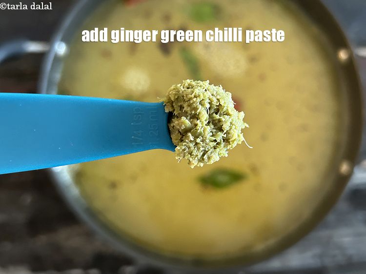 स्टेप 26 – १/४ टी-स्पून&nbsp;<a href=""https://www.tarladalal.com/glossary-ginger-green-chilli-paste-adrak-mirch-ki-paste-adrak-mirchi-paste-hindi-139i"">अदरक-हरी मिर्च का पेस्ट</a>&nbsp;<span style=""font-size:11pt""><span style=""font-family:Calibri,sans-serif""><span style=""background-color:white""><span style=""font-family:&quot;Nirmala …