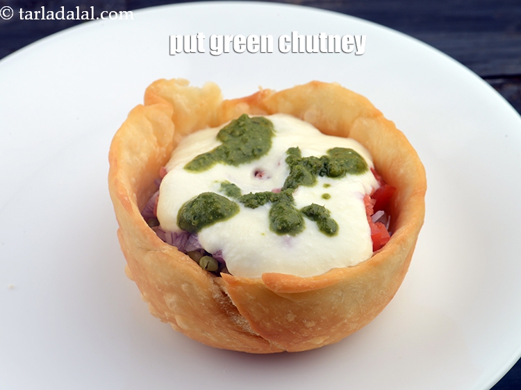 Step 28 – Put 1 tsp <a href="https://www.tarladalal.com/green-chutney-2797r">green chutney</a>.