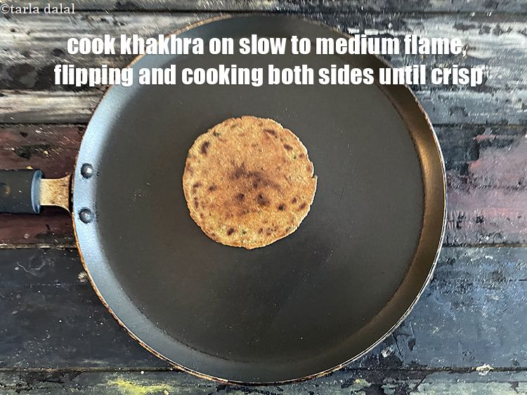 Step 27 – <meta charset="UTF-8" /> Cook <strong>nachni coriander khakhra</strong>&nbsp;on a slow to medium flame, flipping and cooking …