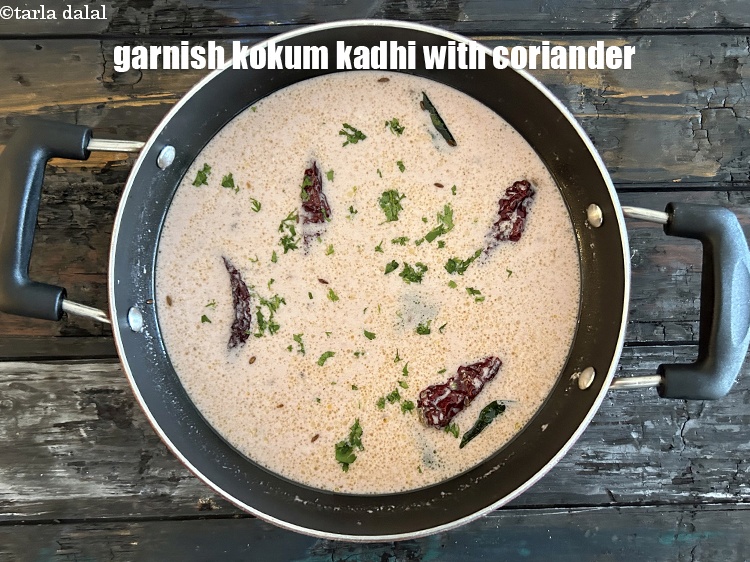 स्टेप 26 – <strong>कोकम कढ़ी को&nbsp;</strong>&nbsp;धनिये से&nbsp;सजाइये।&nbsp;
