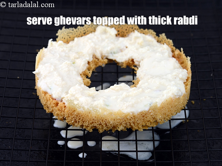 स्टेप 28 – घेवर के&nbsp;ऊपर 1/2 कप गाढ़ी&nbsp;रबड़ी डालकर परोसें।