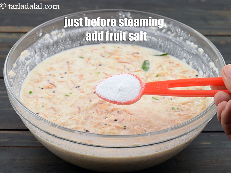 स्टेप 26 – भाप में पकाने से ठीक पहले,&nbsp;१ टी-स्पून&nbsp;<a href=""https://www.tarladalal.com/glossary-fruit-salt-hindi-420i"">फ्रूट सॉल्ट</a>&nbsp;डालें ।