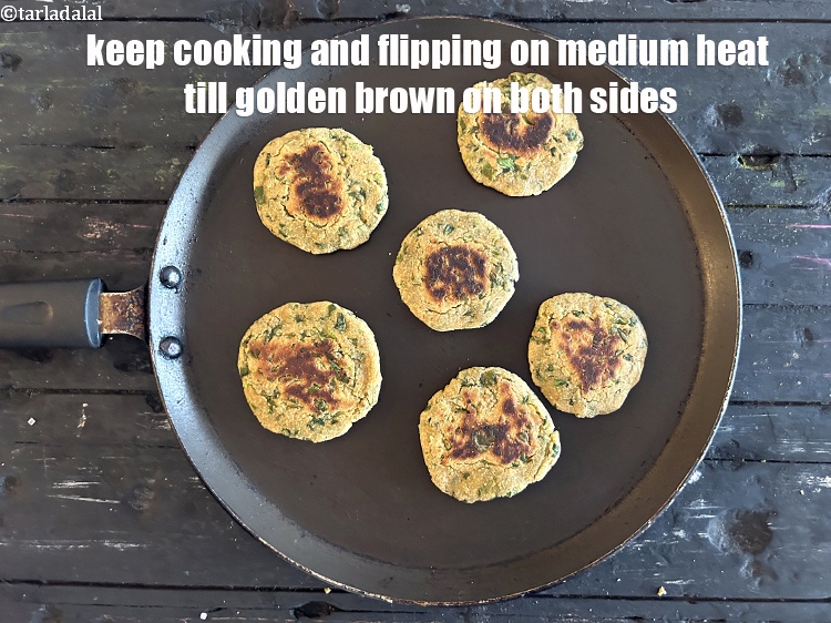 स्टेप 25 – दोनों तरफ से सुनहरा भूरा होने तक मध्यम आंच पर …