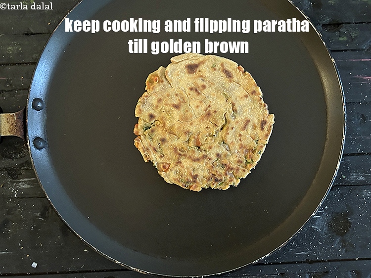 स्टेप 33 – अपने पराठे को सुनहरा भूरा होने तक पकाते रहें और …