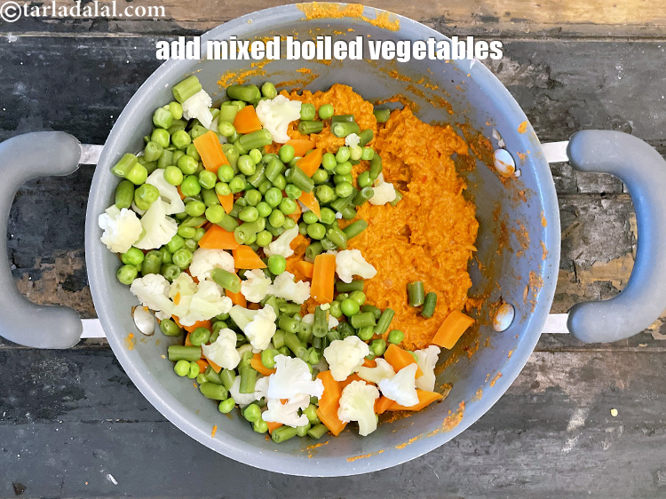 स्टेप 26 – २ कप <a href=""https://www.tarladalal.com/glossary-chopped-and-boiled-mixed-vegetables-hindi-1884i"">कटी हुई और उबली हुई मिक्स सब्जियाँ</a> …