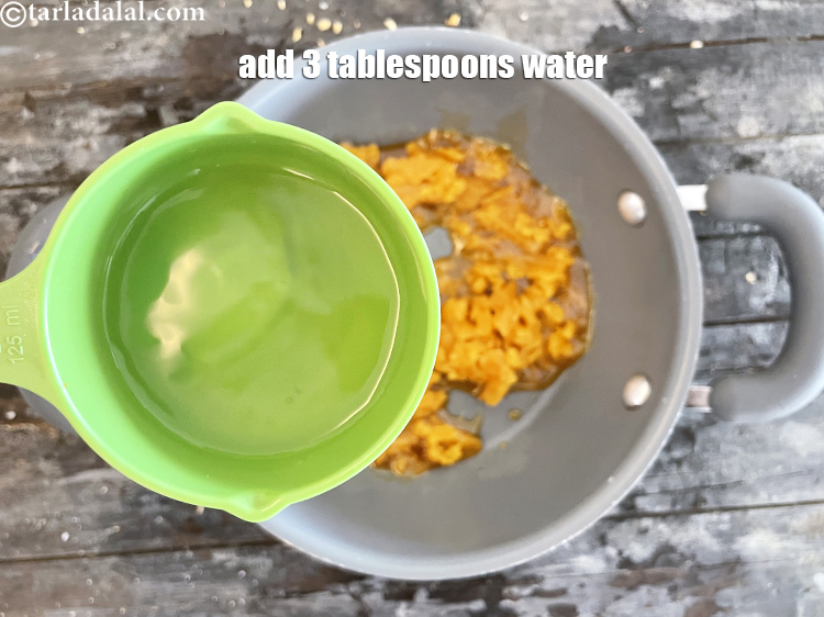 स्टेप 29 – थोड़ा पानी डालें। हम ३ टेबल-स्पून पानी का उपयोग कर …